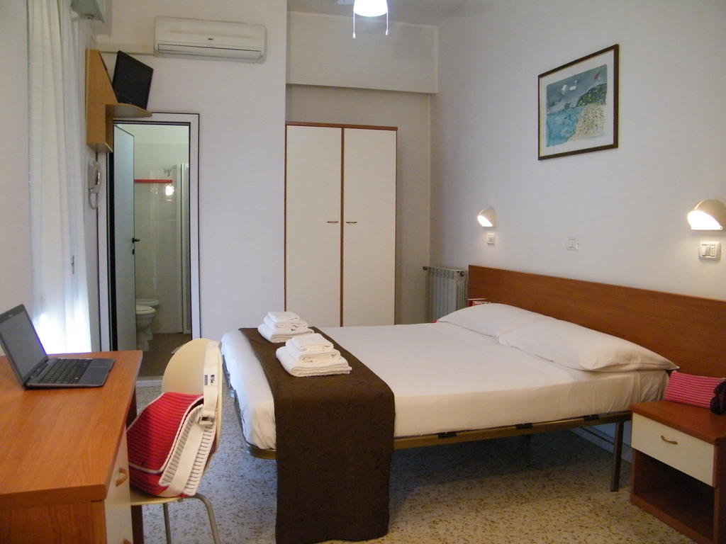 Hotel Nuovo Fiore 카톨리카 객실 사진