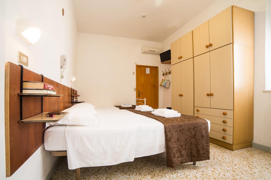Hotel Nuovo Fiore 카톨리카 객실 사진