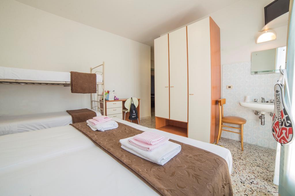 Hotel Nuovo Fiore 카톨리카 객실 사진