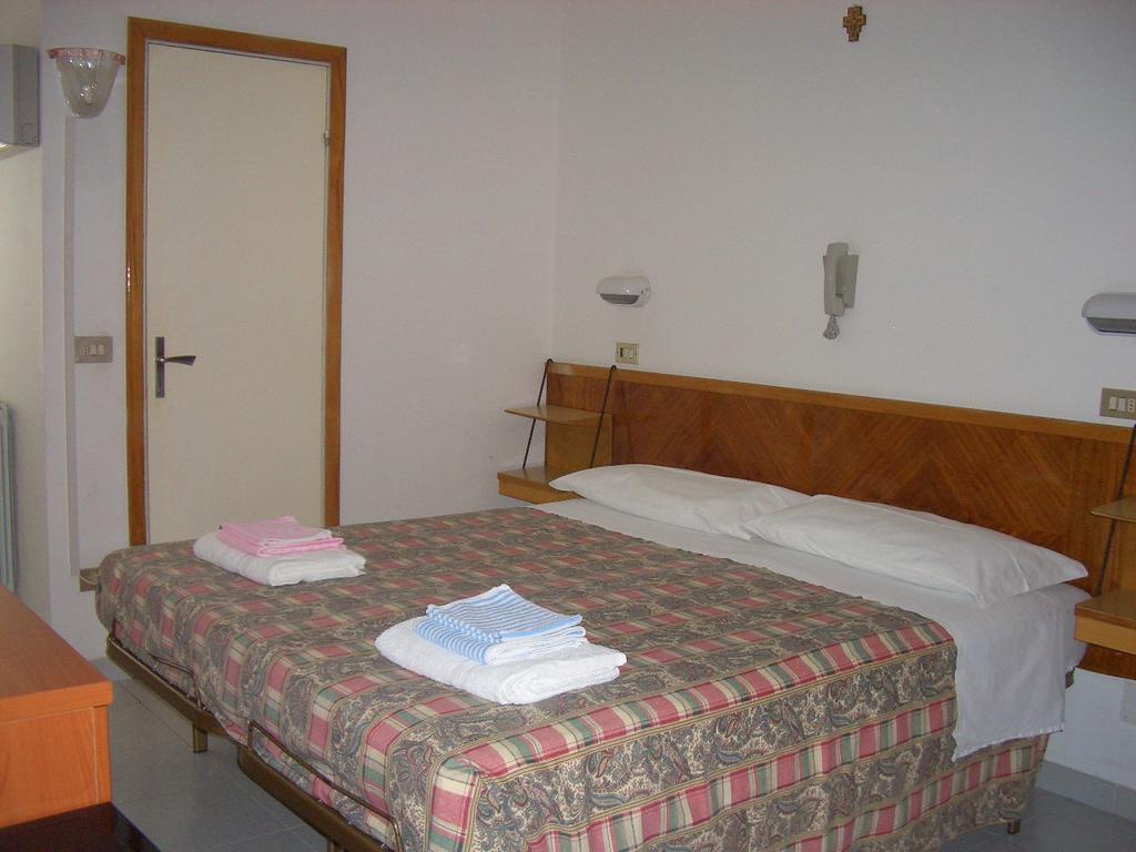 Hotel Nuovo Fiore 카톨리카 객실 사진